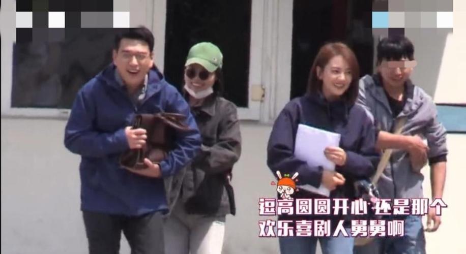 拍摄完三轮车戏份之后,高圆圆和搭档王耀庆一起前往下一个拍摄点.