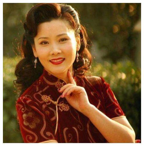 何赛飞老师成婆婆儿子随她姓和大6岁老公恩爱32年惹人羡