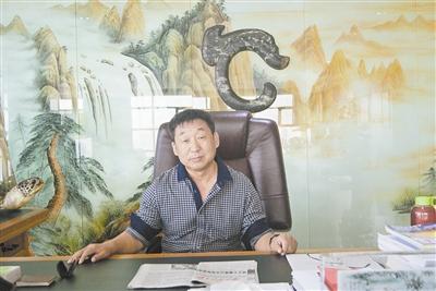 事迹简介     刘玉清,河北省劳动模范,唐山鑫丰热电集团董事长.