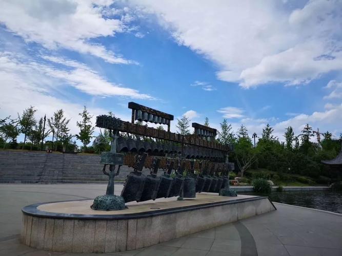 转山 地址:文化公园 摄影:随州网金仔 随州的标志性景点 在蓝天白云的