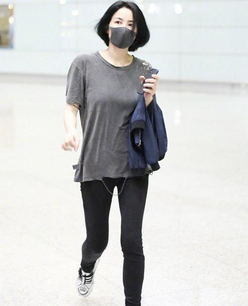 王菲随性的模样真美,光着脚拍大片,简单配条直筒裤就很有高级感