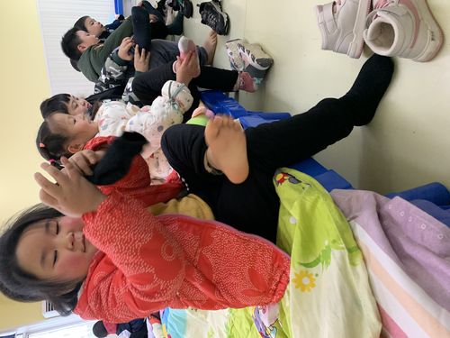 幼儿园的生活每天都装满快乐,幼小衔接组"穿脱鞋袜