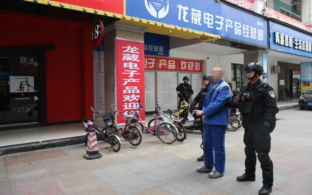 德阳警方抓捕涉黑人员今年7月29日,德阳市中院审理后,判处组织领导者