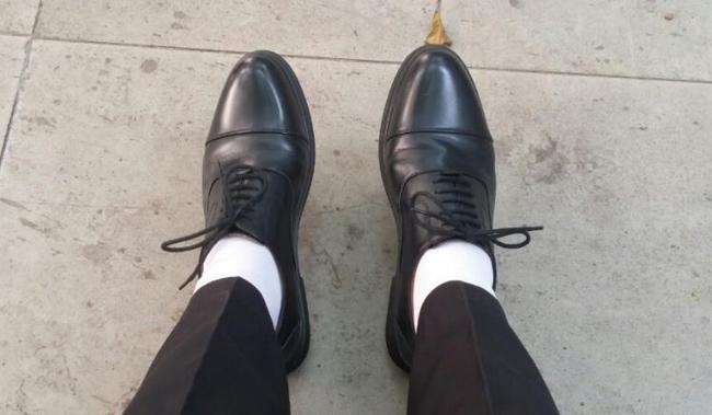 服装文化专业领域是存在高雅和低俗之分的,如果你穿着黑皮鞋配白袜子