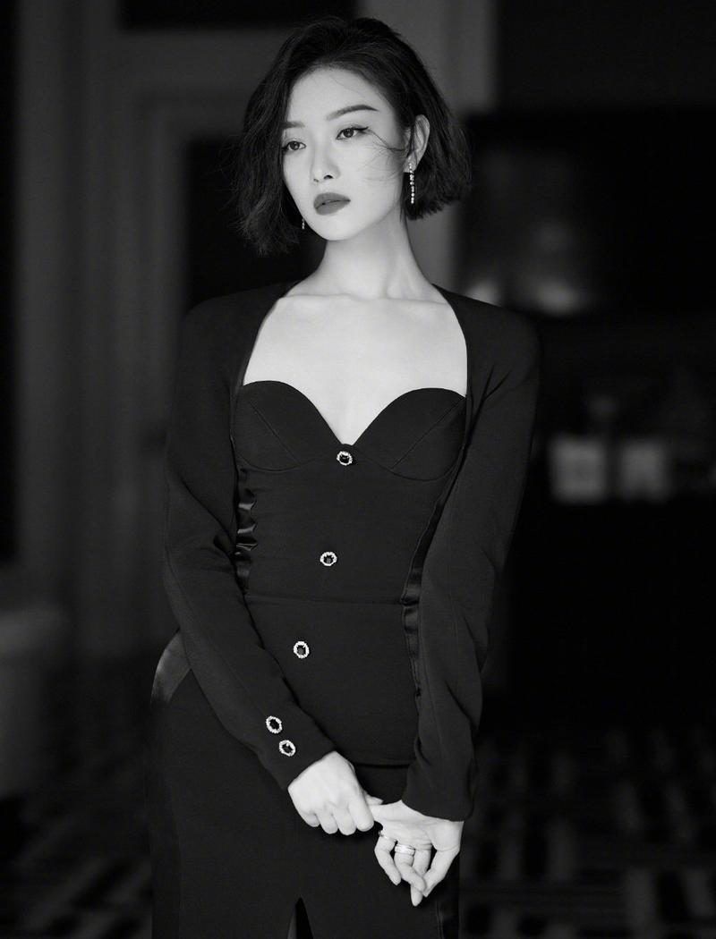 简介:倪妮复古港风短发性感写真图片,分享一组倪妮图片给大家,图中的