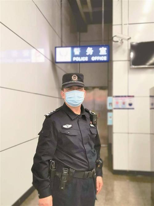 地铁巡警黄东明 架好"民心桥" 重视群众事_深圳商报数字报