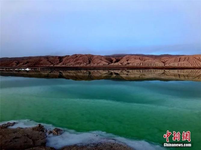 青海茫崖冬日"翡翠湖" 色彩如绚烂油画