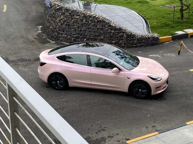 特斯拉改色梦幻粉,甜到猛男落泪!