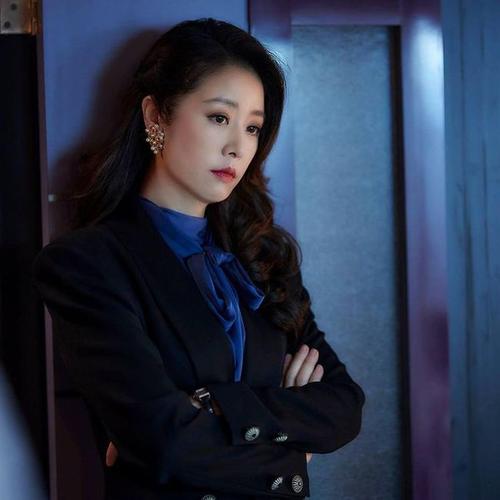 林心如连换4套衣服为新片做宣传戴宝石项链显贵气造型很减龄