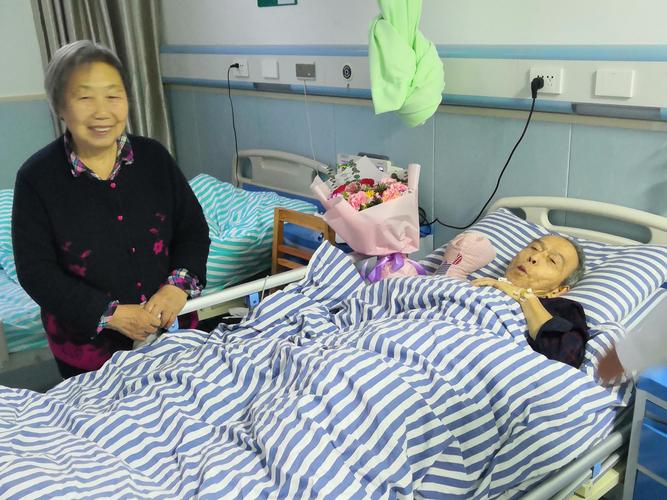 真情系病人慰问暖人心