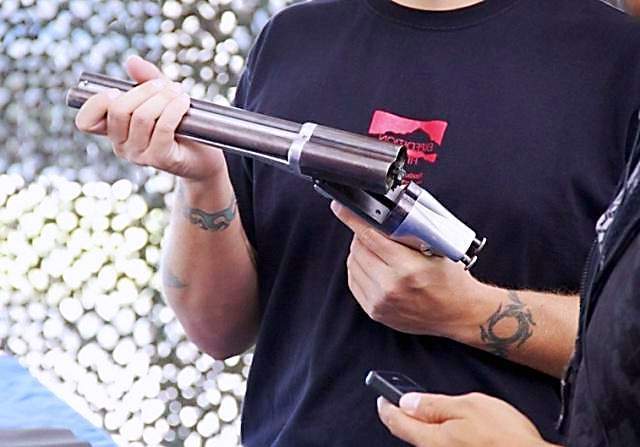 双管猎枪被魔改成手枪拿狩猎野猪的武器进行防卫是否大材小用