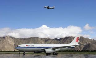 西南分公司空客a330飞机抵达拉萨贡嘎机场空中为国航空客a319飞机起飞