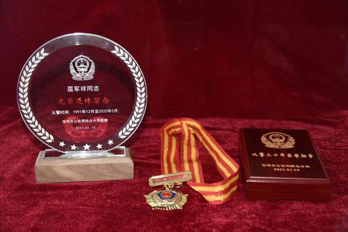 陈仓公安分局举行首届"人民警察节"暨从警30年,光荣退休民警表彰仪式