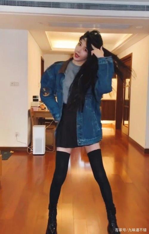 这是艾比最让人惊艳的一次,穿短裙搭"死亡黑袜",腿还