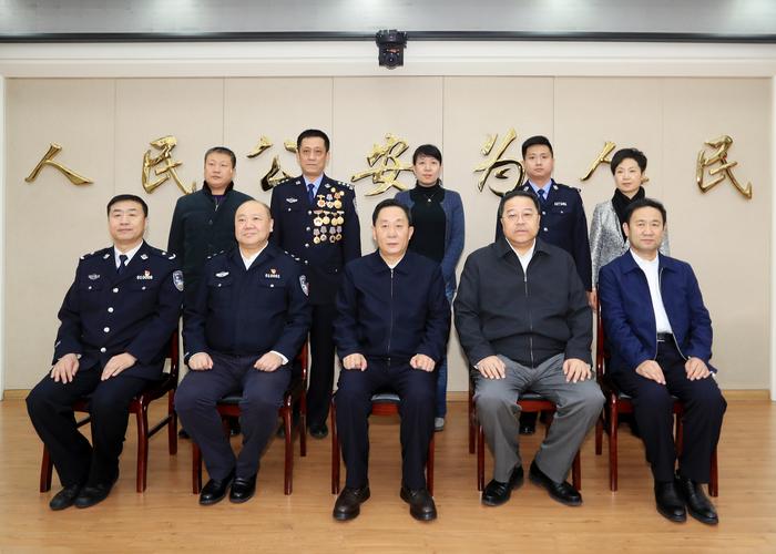 毕宝文同志春节前夕走访慰问哈尔滨市公安局先优模代表张建华同志