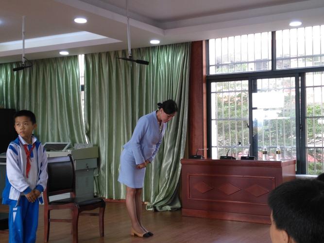 我们都要学会感恩,感恩父母,感恩老师,老师教学生们如何正确的鞠躬