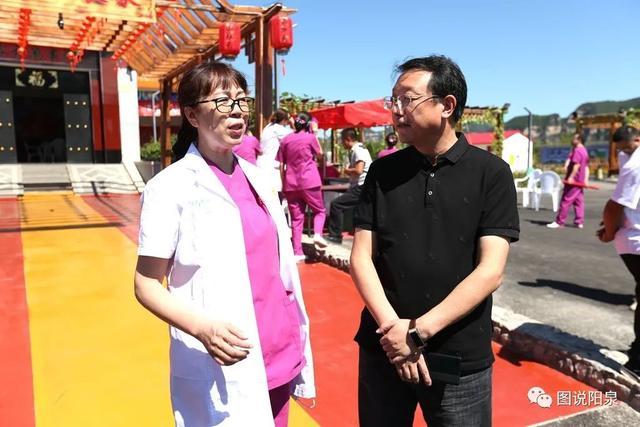 苌池镇党委副书记,镇长辛圣到义诊现场向医护人员表示感谢.