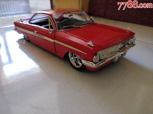 很漂亮的一台老爷车,老款早期的雪佛兰f8,这款车丢失了一个倒车镜