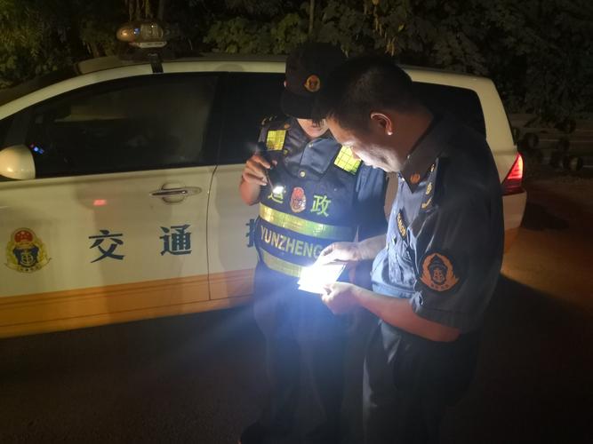 兰溪交通运管局领导深夜检查治超工作