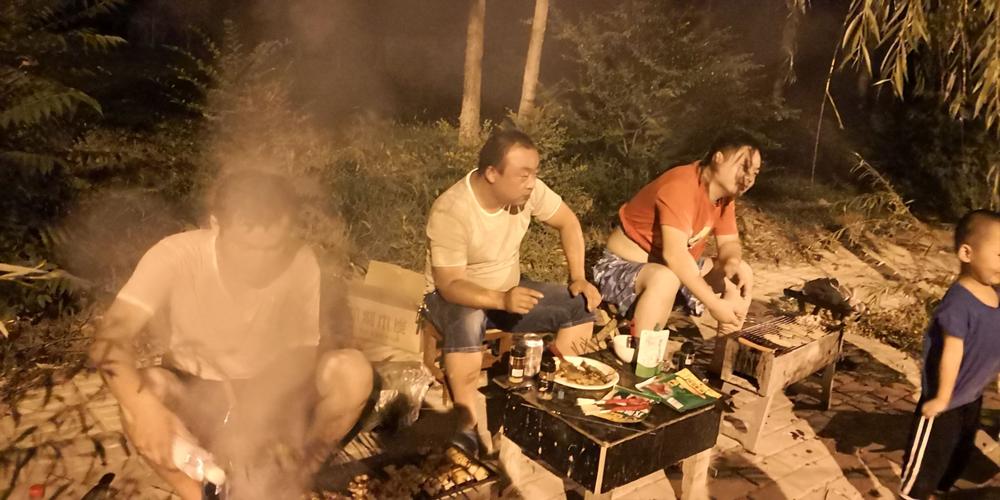家庭烧烤聚会