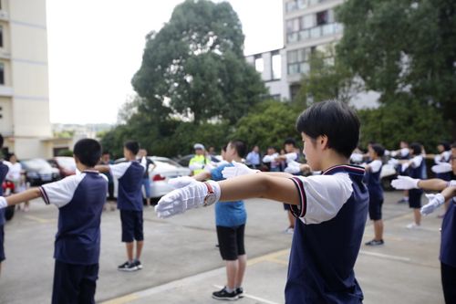 在体验中走进交警用行动向他们致敬—新昌县城关中学七(2)中队暑期