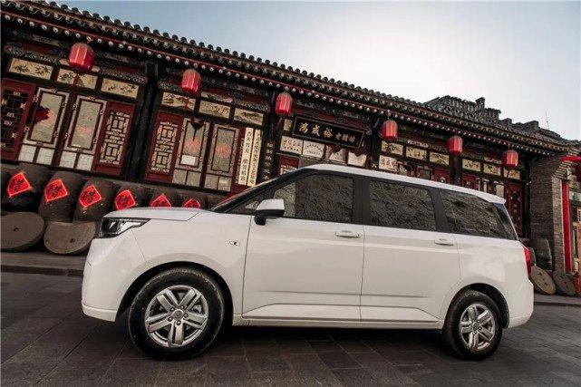 五菱版路虎霸气不输揽胜车长515米双侧侧滑门