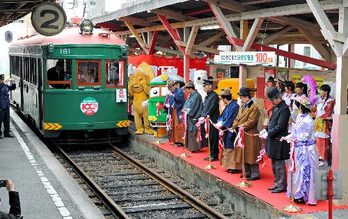 日本阪堺电轨开业100周年 庆典重现百年前场景