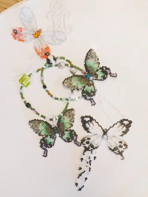 串珠小蝴蝶耳钉项链|大可爱和小可爱凑齐了_串珠_手工制作_项链_蝴蝶