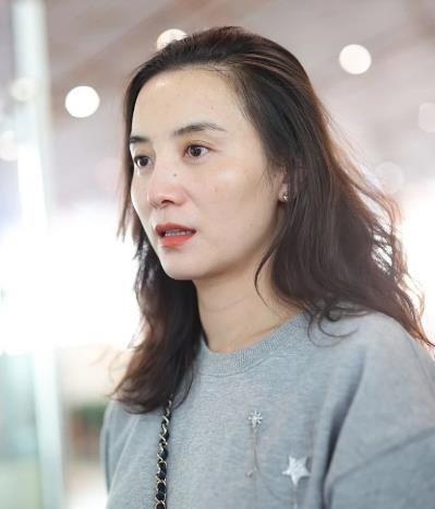 原创40岁的宋佳也太真实了,素颜就敢现身机场,自信的女人最美