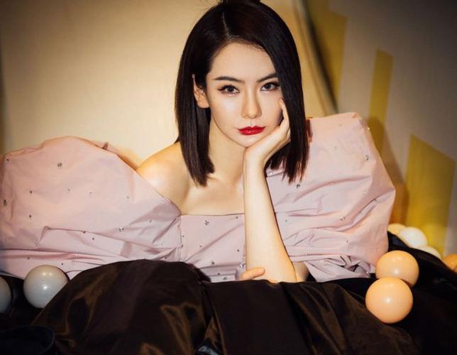 这套写真戚薇霸气侧漏,有种女王的风范