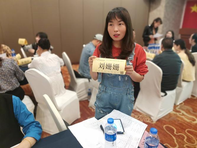 刘姗姗老师,来自郴州市北湖区第十七中学,安稳而内敛,人如其名,姗姗