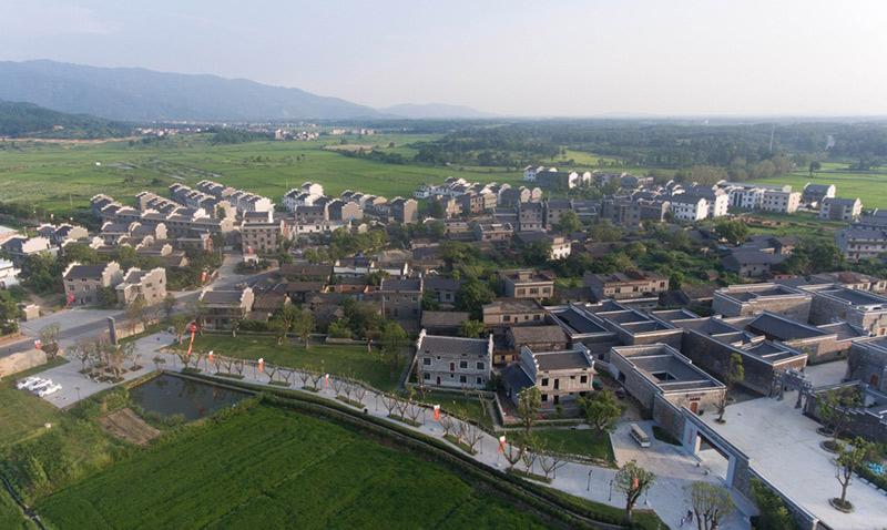 俯瞰安义县古村落京台村一角(8月8日无人机拍摄).