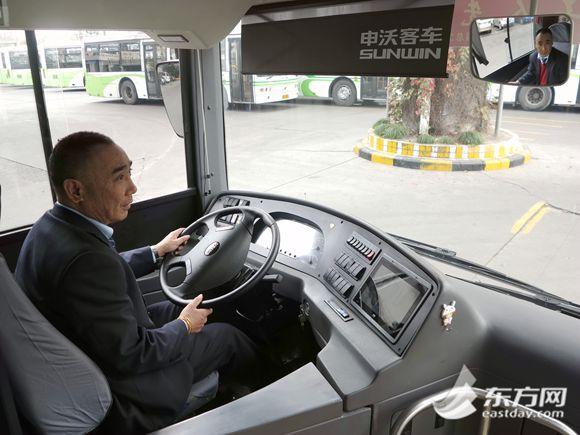 新型"巨龙"公交上线才1月不到,司机蒋师傅在发车前做最后的检查与