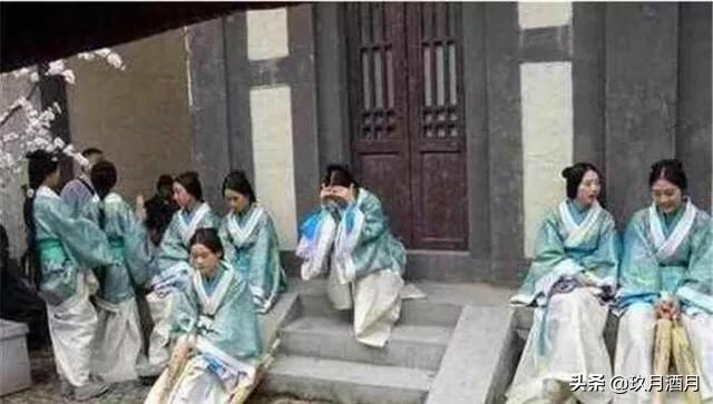 横店女群演颜值普通都很高,70块一天都没戏拍,戏服堆成垃圾堆