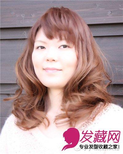 中年妇女发型设计斜梳柔顺短烫发发型4