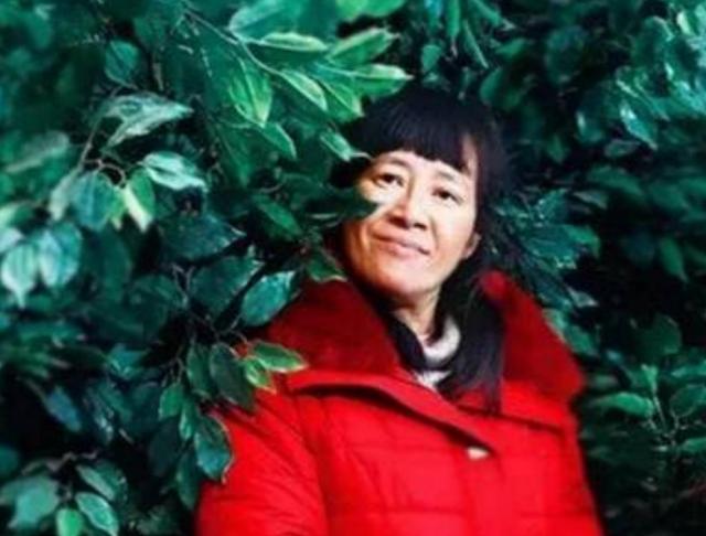 脑瘫女诗人余秀华亵渎文学写黄诗屡次表白李健遭拒