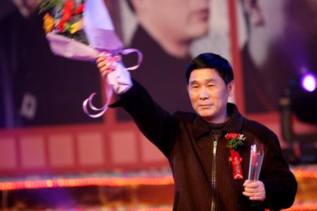 (皇晓东老师获得2008年度"湘潭市十大新闻人物"荣誉称号)