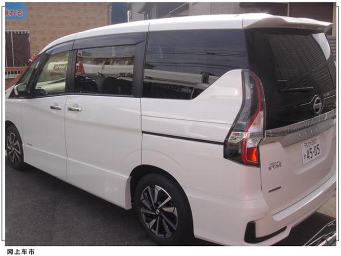 车身侧面线条方正,动感的腰线从前灯延伸至车尾处,并且a柱采用了熏黑