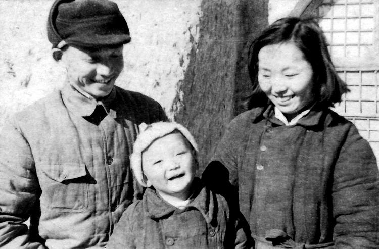 1944年 月,与夫人,儿子陈东海在延安柳树店医大合影.