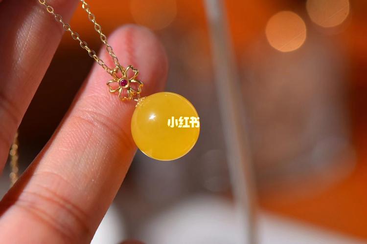 蜜蜡吊坠_蜜蜡_吊坠_项链_钻石镶嵌_轻奢_18k金_时尚