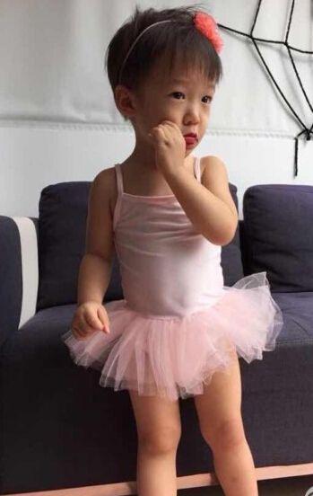 洪金宝爱孙被扮女孩 穿芭蕾舞裙带头花卖萌【6】