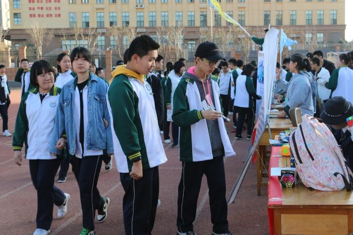 (图)济南三中学生社团招募"赶大集"