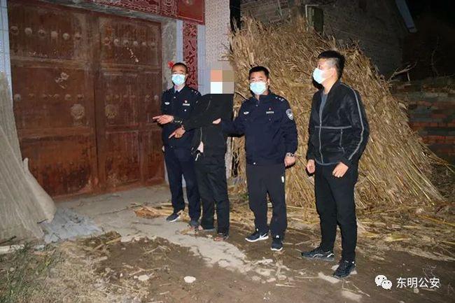 菏泽一犯罪嫌疑人被警方押解公开指认现场