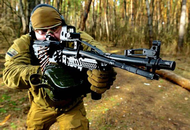 除了能安装战术配件 还变成了无托式 被魔改的战斗民族经典名枪