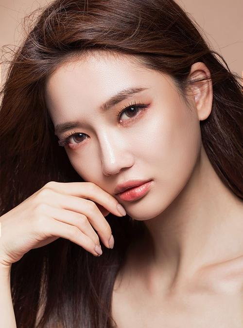 阿布·abu采集到  美妆 > 口红模特