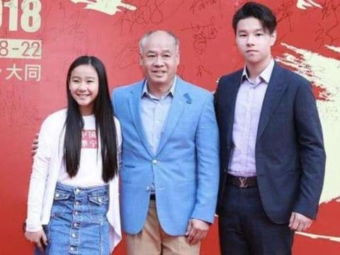 55岁李宁满头白发老态龙钟,老婆孩子颜值超高