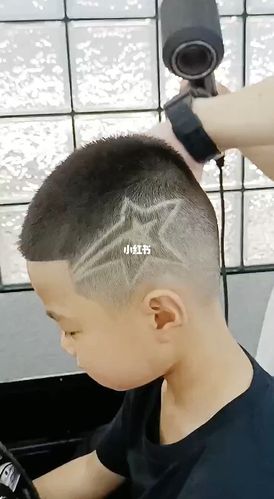 我家孩子呢,性格就是天生好动,剪发,这些事情一直是我非常困扰的事情