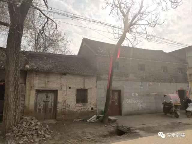 这座两层楼房在上个世纪七十年代也是座豪宅,旁边的瓦房比它的年岁要