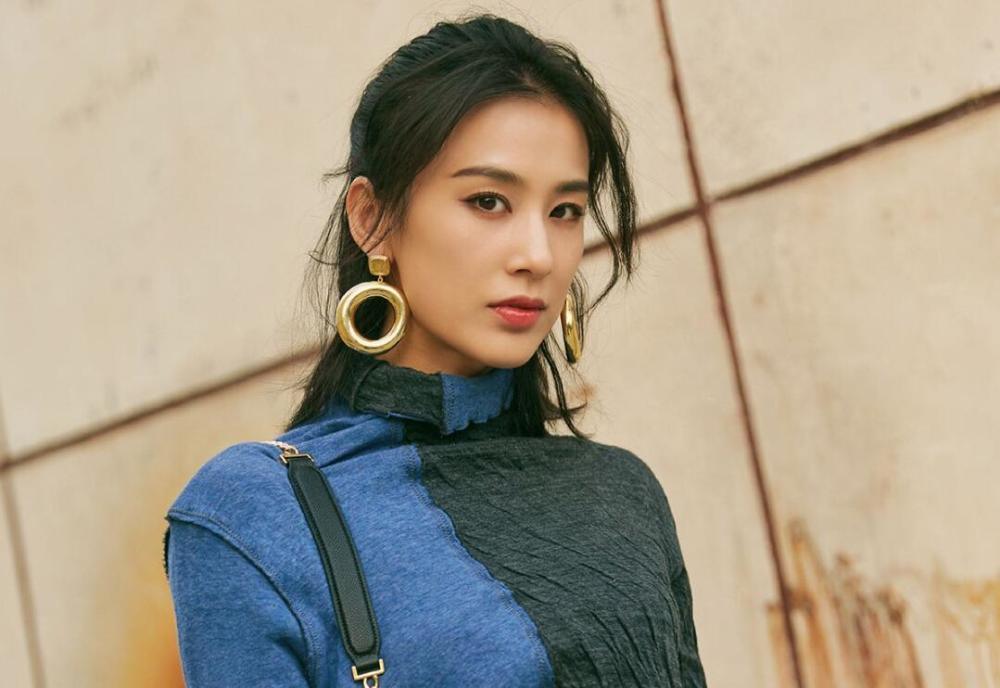 近几年关于黄圣依的热搜都源于综艺节目,从《演员的诞生》尴尬的"