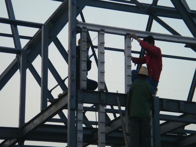 8,在钢结构框架上安装混凝土挂柱.